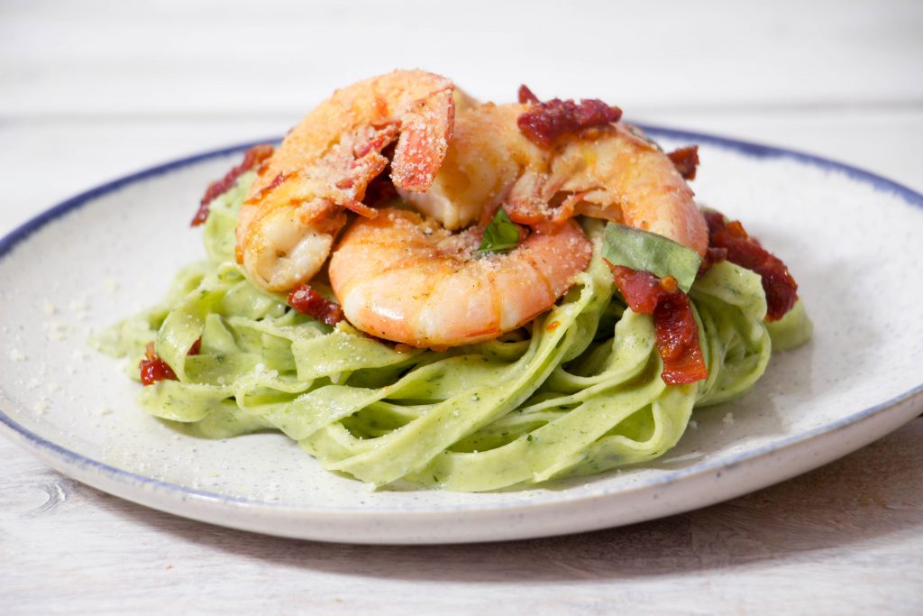 Spinach tagliatelle with shrimp 